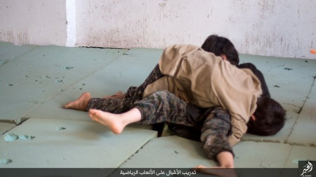 تصاویر متفاوت داعش از پادگان آموزشی کودکان