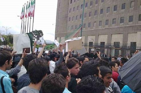 تجمع هسته‌ای دانشجویان مقابل مجلس +عکس