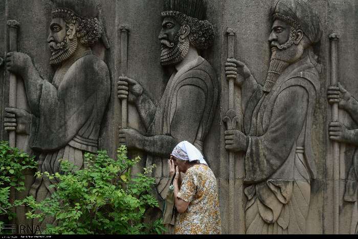 عکس/ عبادت زن زرتشتی عکس/ عبادت زن زرتشتی