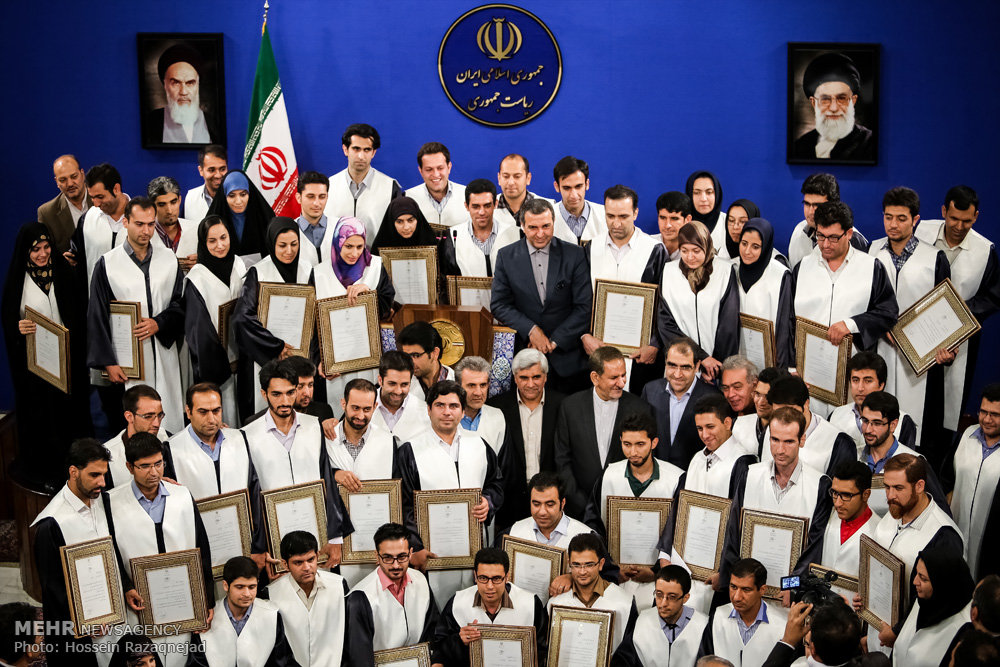 عکس‌یادگاری جهانگیری بادانشجویان‌نمونه