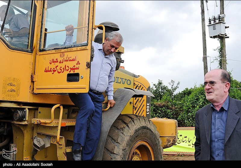 عکس/ تراکتور سواری وزیر کار عکس/ تراکتور سواری وزیر کار