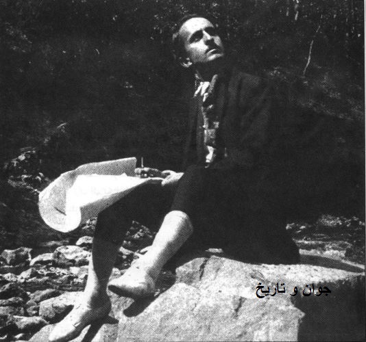 عکس/ ژست نیمایوشیج وقت شعرگفتن