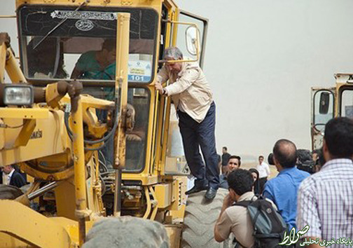 عکس/ وزیر کار سوار بر لودر