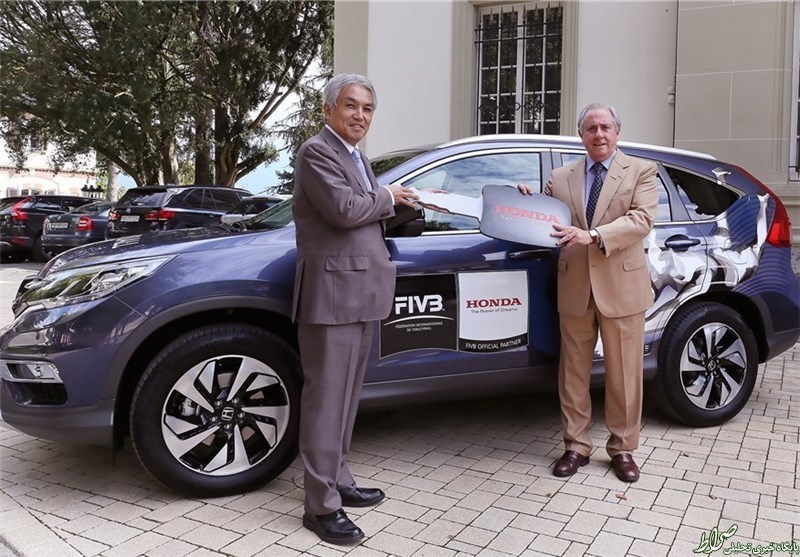 عکس/هدیه هوندا به فدراسیون‌جهانی‌والیبال