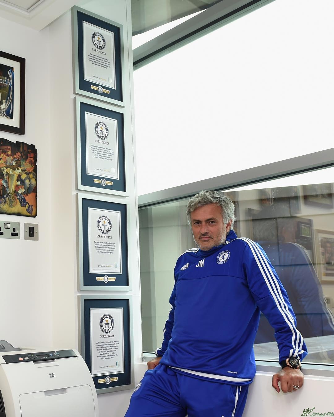 عکس / رکوردهای گینس در دفتر کار مورینیو عکس / رکوردهای گینس در دفتر کار مورینیو