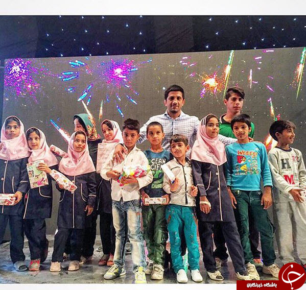 عکس یادگاری دبیر و کودکان کار