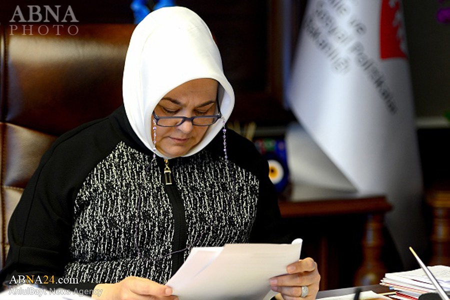 عکس/ اولین وزیر محجبه در تاریخ ترکیه