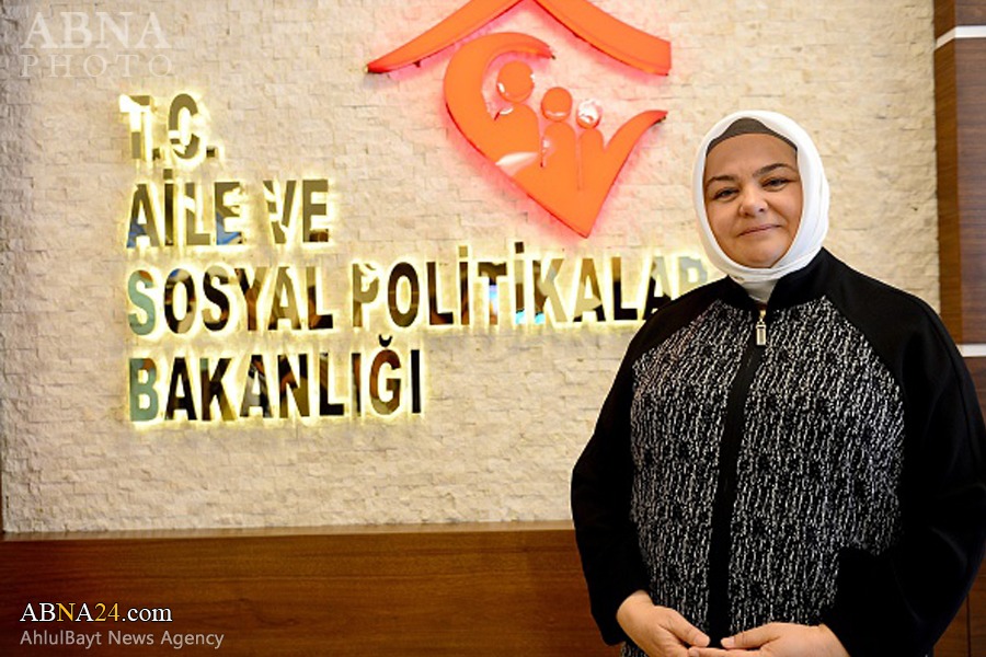 عکس/ اولین وزیر محجبه در تاریخ ترکیه