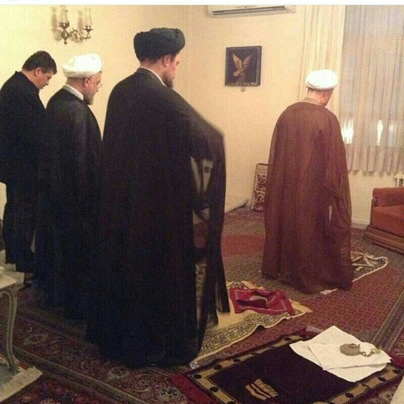 عکس/ اقتدای روحانی وسیدحسن به هاشمی عکس/ اقتدای روحانی وسیدحسن به هاشمی