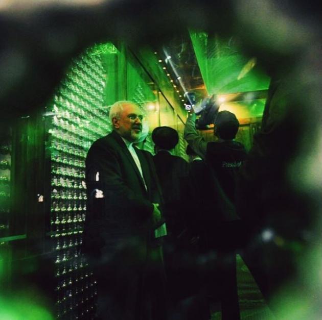 عکس/ ظریف در داخل ضریح امام راحل