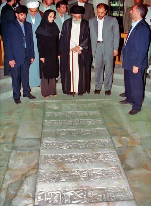 عکس/ رهبرانقلاب برسر مزار ابوعلی سینا