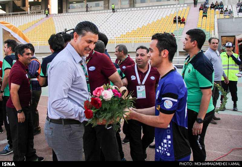 عکس/ دسته گل بازیکن حریف به دایی