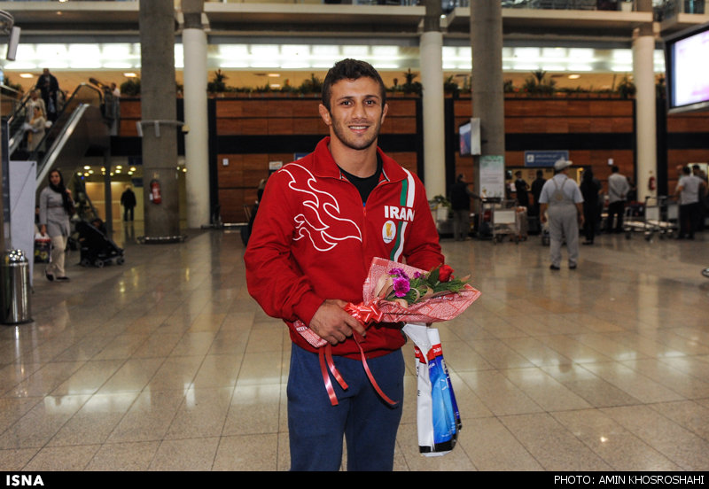 عکس/ بازگشت کشتی‌گیر حاشیه‌ساز به کشور