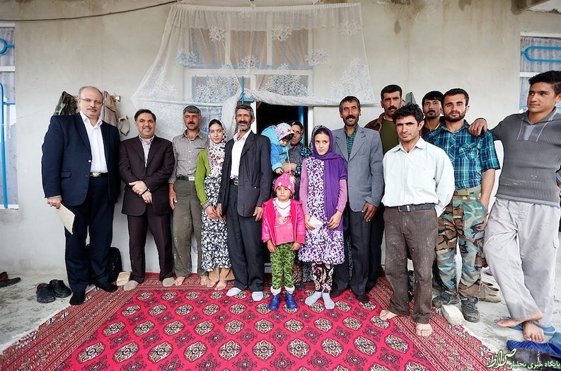 عکس آخوندی با اهالی روستای سرزو