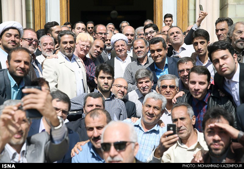 عکس یادگاری هاشمي باجمعی ازرزمندگان