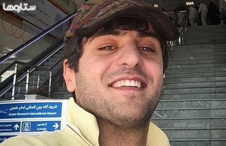 عکس/ تيپ علی ضیا در راه سفر حج