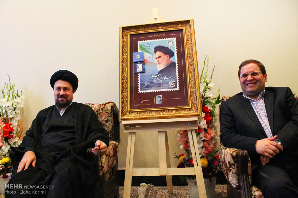 عکس/ رونمایی از تمبر طلایی امام (ره)
