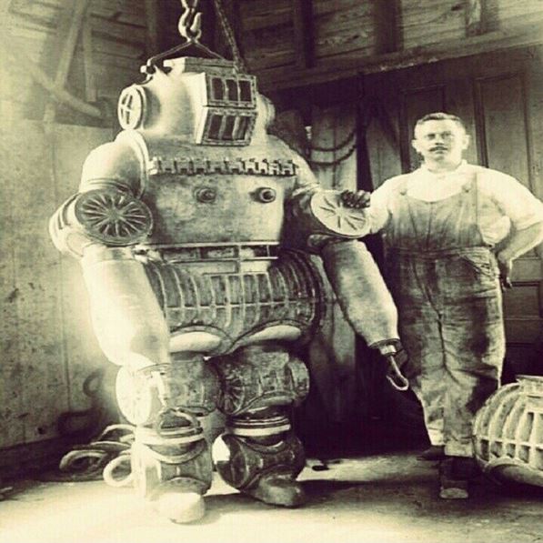 عکس/ اولین نمونه لباس غواصی عکس/ اولین نمونه لباس غواصی