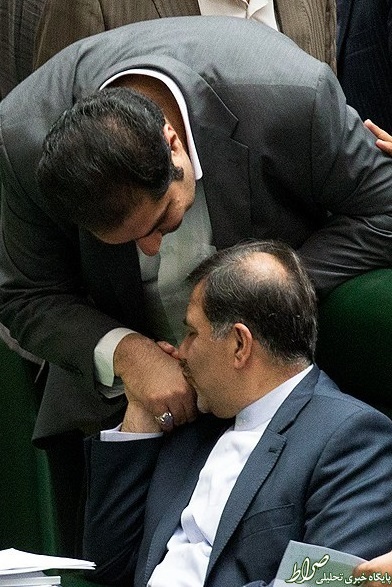 عکس/ دستبوسی وزیر راه در جلسه استیضاح! عکس/ دستبوسی وزیر راه در جلسه استیضاح!