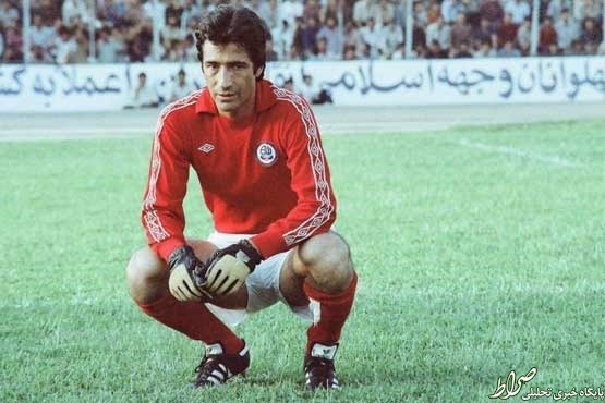 تصویری از ناصر حجازی با لباس قرمز