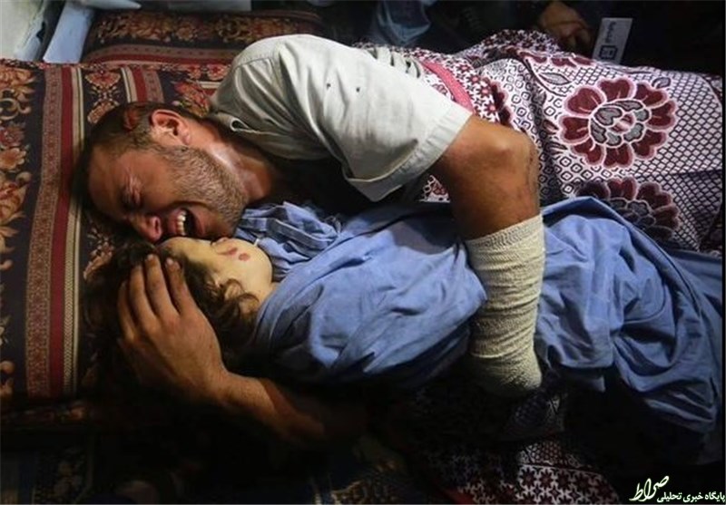 وداع پدر فلسطینی با دختر شهیدش +عکس وداع پدر فلسطینی با دختر شهیدش +عکس