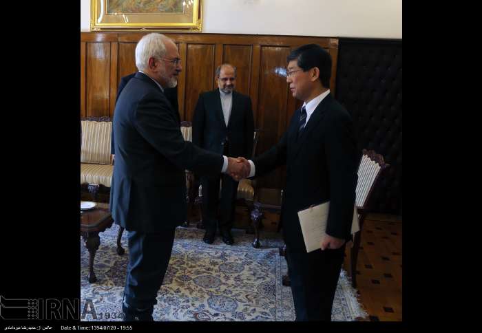 عکس/ تقدیم استوارنامه سفیر ژاپن به ظریف عکس/ تقدیم استوارنامه سفیر ژاپن به ظریف
