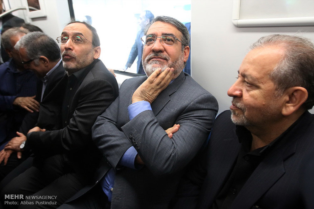 عکس/ متروسواری وزیر در اصفهان عکس/ متروسواری وزیر در اصفهان