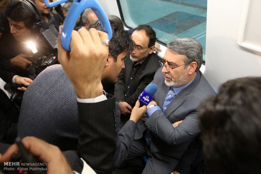 عکس/ متروسواری وزیر در اصفهان