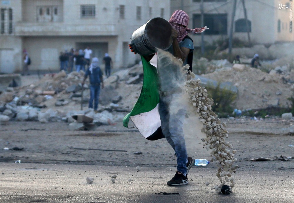 عکس/ مُهمات یک مبارز فلسطینی عکس/ مُهمات یک مبارز فلسطینی