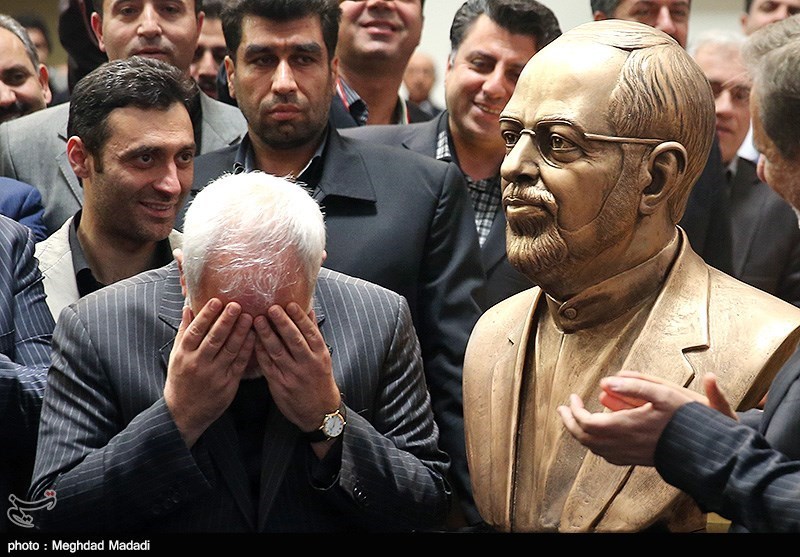 عکس/ واکنش ظریف در لحظه دیدن مجسمه‌اش