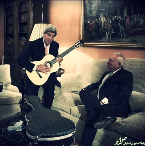 عکس/ وقتی جان کری گیتار به‌دست شد