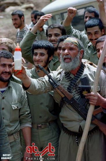 عکس/شوخی مرحوم حاجیبخشی با صدام عکس/شوخی مرحوم حاجیبخشی با صدام