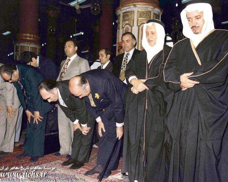 عکس/ نماز امیرعباس هویدا در مسجدالنبی