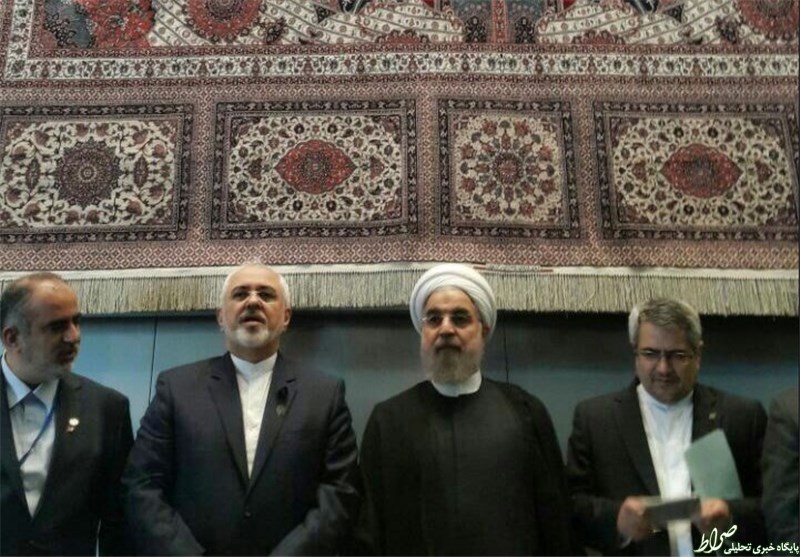 عکس هیئت ایرانی با یک فرش در نیویورک