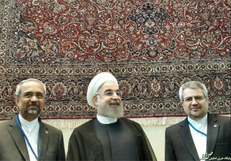 عکس هیئت ایرانی با یک فرش در نیویورک