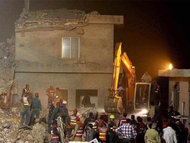 فرو ریختن ساختمان در پاکستان 18 کشته برجا گذاشت + تصاویر