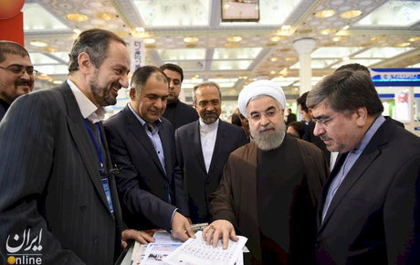 عکس/ روحانی در حال «بریل‌خوانی»!