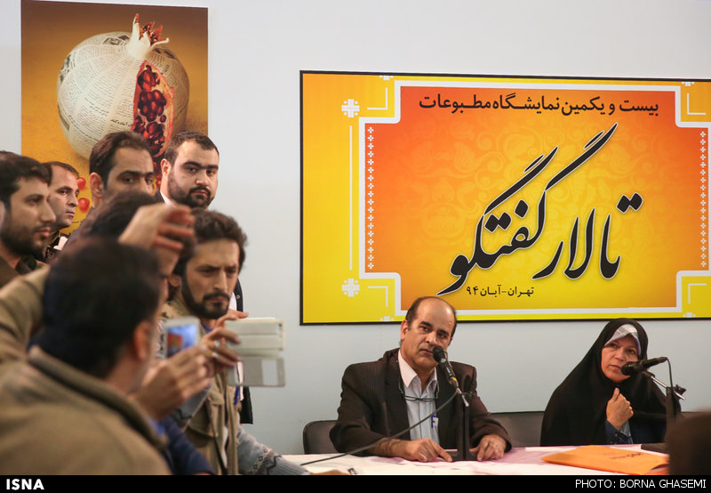 عکس/ فائزه هاشمی در نمایشگاه مطبوعات