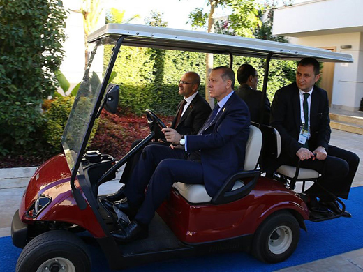 عکس/ رانندگی اردوغان با ماشینِ گلف