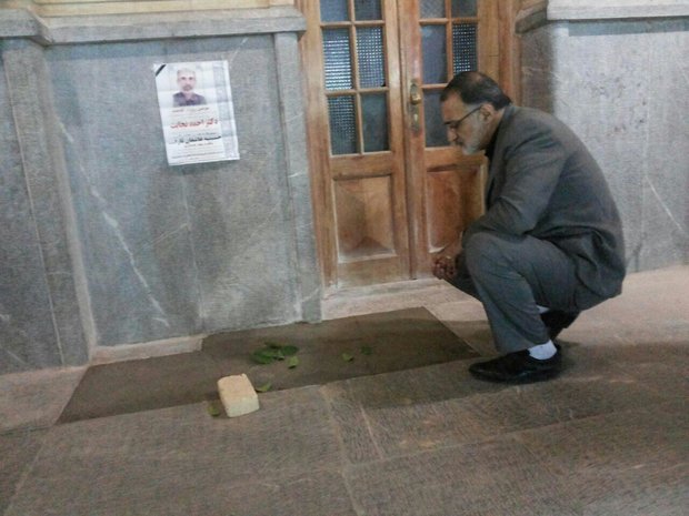 عکس/ زاکانی بر سر مزار رفیق قدیمی اش!