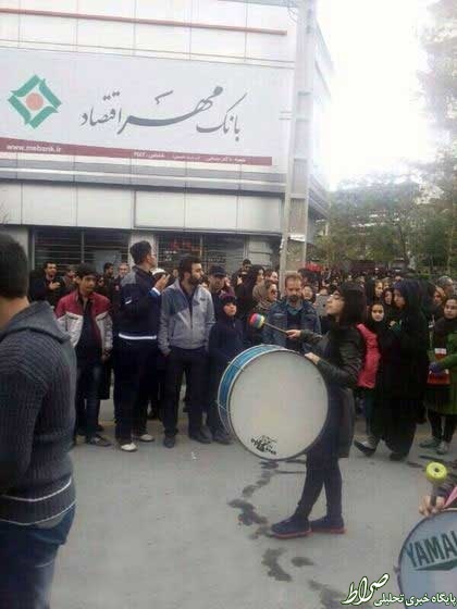 عکس/ طبل زدن یک خانم در روز عاشورا