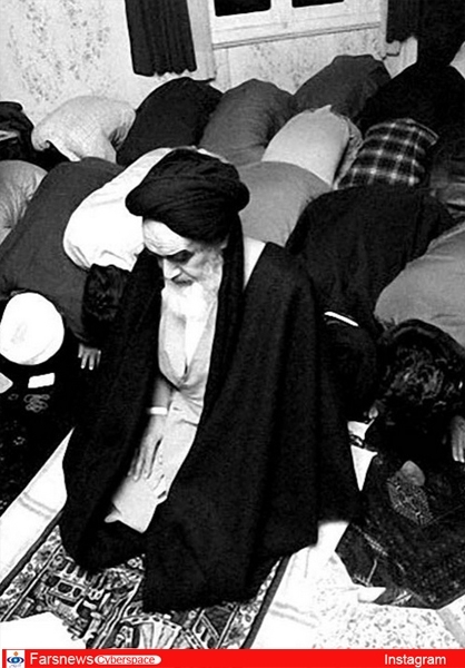 عکس کمتر دیده شده از نمازجماعت امام در پاریس عکس کمتر دیده شده از نمازجماعت امام در پاریس