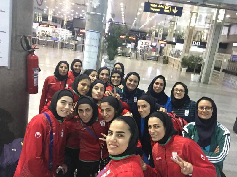 عکس/سلفی دختران فوتسالیت درفرودگاه