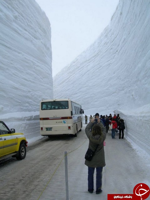 تصاویر/ جاده ای در عمق 20 متری برف