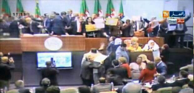 عکس/کتک‌کاری نمایندگان هنگام تصویب بودجه