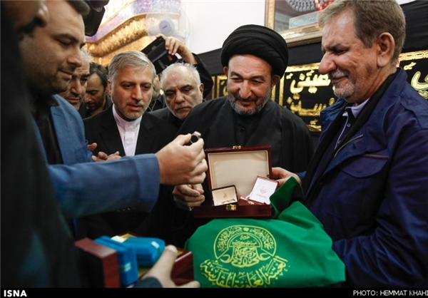 عکس/هدیه حرم امامعلی به جهانگیری و وزیر عکس/هدیه حرم امامعلی به جهانگیری و وزیر