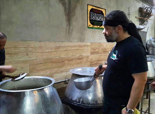 عکس/ مداح اهل بیت بر سر دیگ نذری عکس/ مداح اهل بیت بر سر دیگ نذری