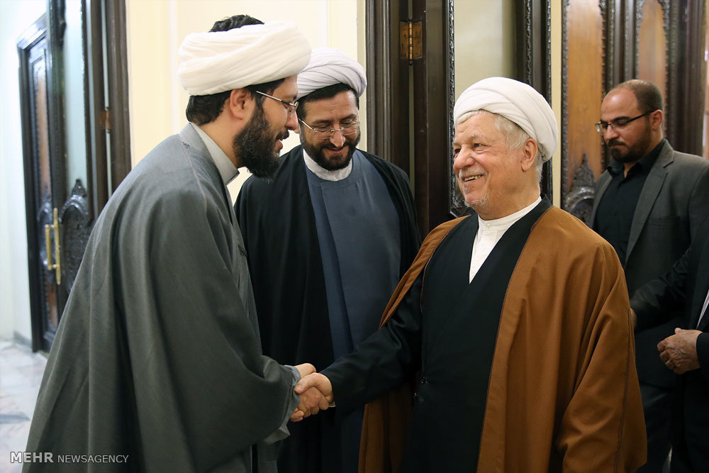 عکس/ دست دادن هاشمی با فرزند آهنگران