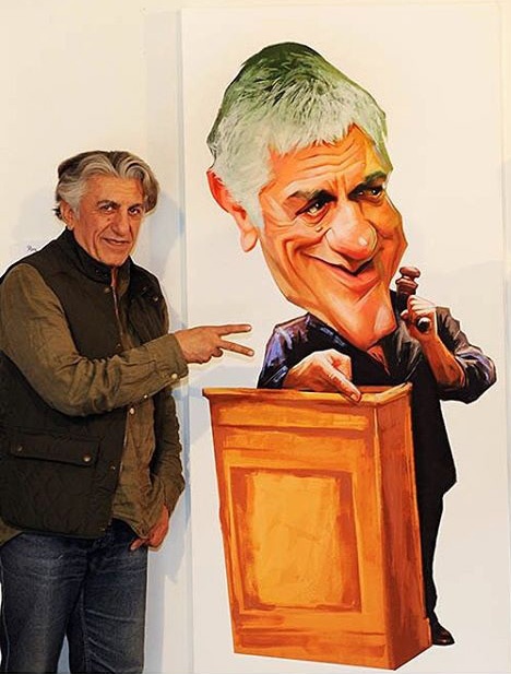 عکس/ رضا کیانیان کنار کاریکاتور خودش!