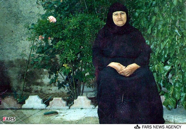 عکسی ماندگار از مادرشهید دریک روز برفی